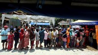 Penampakan ratusan warga saat antre untuk mendapat sembako murah dan pengobatan gratis di kawasan Muara Angke, Jakarta, Kamis (21/9/2017).