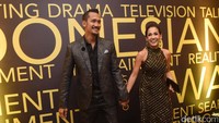 Genggaman tangan Mieke seakan tak ingin dilepaskan Tora. Foto: Noel/ detikHOT