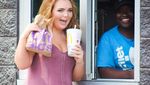 Suka Banget Fast Food Siswa SMA Ini Berfoto Tahunan dengan Makanan McDonald