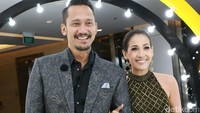 Sedangkan Tora Sudiro dengan setelan jas berwarna abu-abu  Foto: Palevi/ detikHOT