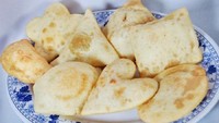 Di kaki lima biasanya ada penjual cireng gerobakan. Cireng isi ini punya berbagai bentuk. Seperti bintang, segitiga atau hati. Tiap cireng memakai isian berbeda. Antara lain bakso, sosis, keju dan ayam.