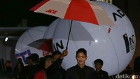 Meski sempat diguyur hujan semalam namun tak menyurutkan Minho Shinee untuk menemui penggemarnya. Foto: Palevi/ detikHOT