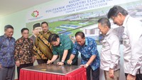 Pada kesempatan itu pula Menteri Perindustrian Airlangga Hartarto bersama Menteri Riset, Teknologi dan Pendidikan Tinggi Mohamad Nasir menandatangani prasasti pada Pembukaan dan Kuliah Perdana Politeknik Industri Logam Morowali, Sulawesi Tengah. Foto: dok. Kemenperin