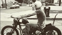 Berbeda dengan para pemain sepakbola kebanyakan yang mengoleksi mobil, David Beckham justru terlihat sering memposting foto sedang mengendarai motor di akun instagramnya.