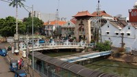 Mulai dari pakaian, alat-alat rumah tangga, sampai koleksi langka tersedia di Pasar Baru (Brigida Emi Lilia/dTraveler)