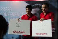 Peresmian kampanye #WhatsYourWhy AIA Indonesia, Chief Marketing Officer PT AIA FINANCIAL Lim Chet Ming bersama aktor laga dan atlet pencak silat Indonesia Iko Uwais (Foto: AIA Indonesia)