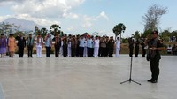 Selanjutnya, Panglima TNI beserta rombongan melaksanakan ziarah ke TMP Seroja Dili, Timor Leste.  Dihadapan wartawan, Jenderal TNI Gatot Nurmantyo menyampaikan terima kasih kepada masyarakat Dili dan Baucau atas partisipasinya dalam membantu memperbaiki makam prajurit-prajurit TNI. Dok. Puspen TNI.