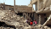Gambaran anak-anak Suriah yang bermain di lokasi yang sudah hancur di Deraa, Suriah. 