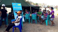 Ada yang datang jauh-jauh dari pulau Wetar, yang berada di seberang pulau Liran, hingga warga di Dusun Uspisera, dusun terluar yang berbatasan langsung dengan Pulau Atauro, wilayah dari negara Timor Leste. Anak-anak, pria dan wanita hingga orang tua renta ramai menunggu di bangku yang sudah disediakan di dekat tenda induk yang akan menjadi lokasi pemeriksaan kesehatan yang dilakukan PLN.