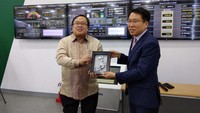Menteri PPN/Kepala Bappenas Bambang Brodjonegoro menerima plakat sebagai kenang-kenangan dari Seongku Kim, perwakilan Korea Electric Power Corporation (KEPCO). Foto: dok. Bappenas