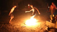 Bola yang digunakan terbuat dari buah kelapa kering yang telah diraut sabutnya dan direndam minyak tanah selama 3 hari (Rinto Heksantoro/detikTravel)