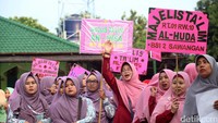 Sejumlah warga yang didominasi kaum ibu ini menggelar pawai Taaruf dengan cara keliling komplek di kawasan Pengasinan, Sawangan Depok, Jawa Barat, Kamis (21/9/2017).