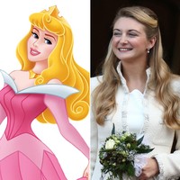 Seperti dikutip Pop Sugar, Putri Auora memiliki kemiripan senyum dan rambut pirang dengan Putri Stephanie dari Luxemburg. Foto: Dok. Getty Images, Disney