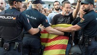 Massa berani bicara lantang meski ada polisi di sekitar mereka/Foto: Reuters