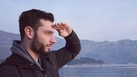 Anton juga sering jalan-jalan keluar negeri. Ini fotonya saat di Budva, Adriatic Sea, Montenegro. (Foto: Facebook Anton Lucanus)