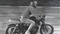 Beckham mengendarai motor bermesin Harley Davidson Panhead. Istimewa/Instagram/@davidbeckham.