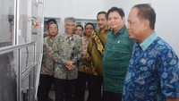 Bersama dengan Chairman Indonesia Morowali Industrial Park (IMIP) Halim Mina mereka meninjau proses produksi pabrik smelteri nikel PT Indonesia Tshing Shan Stainles Steel (ITSS) di Kawasan Industri Morowali, Sulawesi Tengah. Foto: dok. Kemenperin