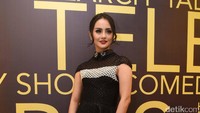 Ririn Ekawati cantik mengenakan koleksi gaun dari desainer Ivan Gunawan.  Foto: Noel/ detikHOT