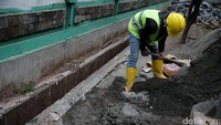 Sedangkan upah riil buruh bangunan tercatat naik 0,41% dibandingkan Juli 2017 dari Rp 64.674/hari menjadi Rp 64.939/hari.