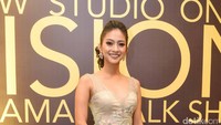 Gaun warna beige membuat Rini terlihat lebih cantiknya.  Foto: Noel/ detikHOT