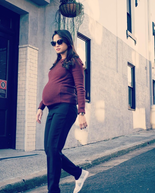 Dalam berpenampilan casual, Acha memilih celana panjang dengan potongan pinggang khusus untuk ibu hamil. Celana tersebut dipadukannya dengan sweater yang membuat perut hamilnya tampak menonjol. Foto: Dok. Instagram