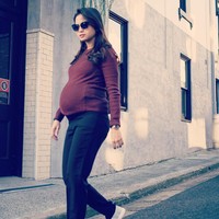 Dalam berpenampilan casual, Acha memilih celana panjang dengan potongan pinggang khusus untuk ibu hamil. Celana tersebut dipadukannya dengan sweater yang membuat perut hamilnya tampak menonjol. Foto: Dok. Instagram