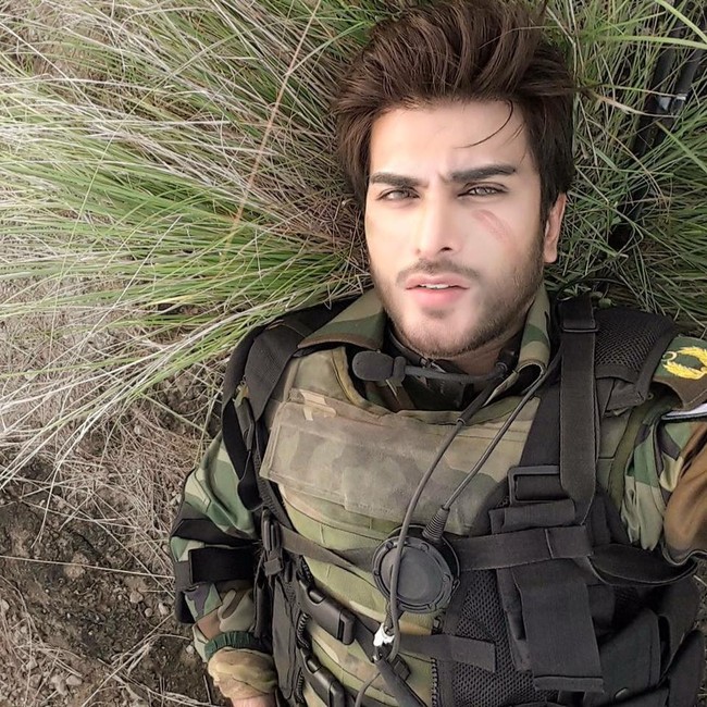 Imran Abbas disebut-sebut sebagai sosok yang pas memerankan Kapten Yoo Shi Jin versi Pakistan karena memiliki ketampanan setara Song Joong-ki. Foto: Istimewa