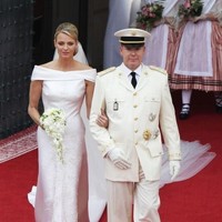 Seperti ayahnya, Pangeran Albert II dari Monako juga memilih menikah dengan wanita yang bukan keturunan kerajaan. Putra dari Pangeran Rainer III dan Grace Kelly itu menikahi seorang atlet renang cantik asal Afrika Selatan, Charlene Wittstock. Pernikahan megah mereka digelar di Monte Carlo pada 1 Juli 2011. Foto: Getty Images