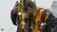 Tradisi itu sendiri dimaknai dengan perang telur dan tepung terigu, layaknya acara ulang tahun remaja di Indonesia (AFP)