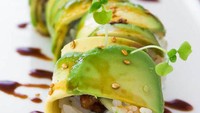 Namanya Caterpillar Sushi, sushi berbentuk ulat bulu. Bagian luarnya diberi irisan alpukat dan dalamnya berisi unagi dan mayo pedas. Gurih-gurih pedas rasanya.Foto: Istimewa