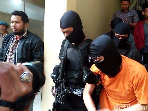 Foto: Agustunus 'Lee Min Ho' pembunuh Murti ditangkap polisi. (Ahmad Bil Wahid-detikcom))