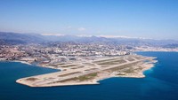 Di Nice, Prancis, ada Nice Cote dAzur Airport yang punya pemandangan laut biru lepas. Serasa terbang di atas air! (Privatefly)