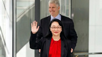 CEO HTC Cher Wang berada di depan Senior Vice President Hardware Google, Rick Osterloh saat akan melakukan konferensi pers di Taipei, Taiwan. Foto: Reuters