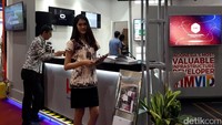 Berdasarkan pantauan detikFinance di lokasi, Jumat (22/9/2017), hampir seluruh booth menghadirkan SPG. Tak hanya sekedar menarik pengunjung, namun juga sesekali bisa memberikan informasi terkait produk yang ditawarkan.