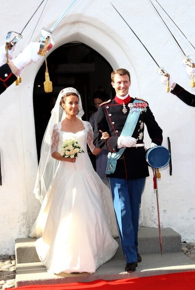 Calon pewaris keenam Kerajaan Denmark, Pangeran Joachim menikah untuk kedua kalinya setelah pernikahan pertamanya kandas pada 2005. Pernikahan keduanya dengan Marie Cavallier, seorang pekerja advertising, digelar secara megah pada 24 Mei 2008 di Gereja Mogeltonder. Pangeran Joachim merupakan anak bungsu dari Ratu Margrethe II dari Denmark. Foto: Getty Images