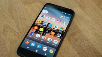 Pixel XL diluncurkan bersamaaan dengan Pixel, tepatnya pada 4 Oktober. Keduanya punya spek serupa dengan perbedaan ukuran layar, dan menjalankan Android 7.1 Nougat. Foto: Istimewa