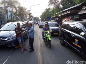 Ribut dengan Petugas Dishub, Sopir Taksi di Solo Aksi Blokade Jalan