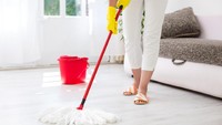 Bersih-bersih dengan menyapu dan mengepel dapat membakar 280 kalori jika dilakukan selama satu jam. Foto: Thinkstock