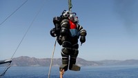 Dalam operasi ini, Seorang personel angkatan laut mengenakan peralatan khusus bernama atmosphere diving suit (ADS) yang mirip-mirip seperti kostum Iron Man./Foto: REUTERS/Murad Sezer