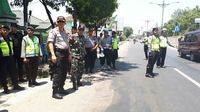 Polisi berjaga di jalan