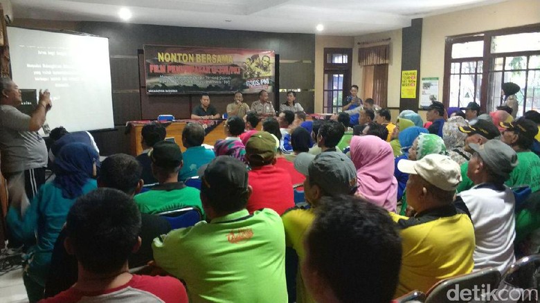 Warga Sidoarjo Nobar Film G30S/PKI di Kecamatan Buduran