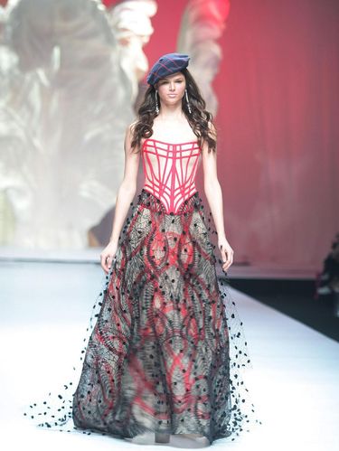 Ekspresi Kebebasan Desainer Eddy Betty di Koleksi Gaun 'Liberte'