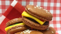 Danas Bakery di New York City membuat macaron kosher bebas gluten. Tampilannya terinspirasi rasa Amerika. Yang ini macaron Big Macs dengan lembaran mirip patty dan keju. Foto: Danas Bakery