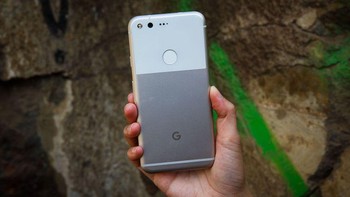 Pixel adalah pengganti lini Nexus. Bedanya, Pixel dilabeli Made by Google meski sebenarnya ponsel ini dibuat oleh HTC. Foto: Istimewa