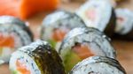 Oishii! Siang Ini Enaknya Makan Sushi Roll yang Gurih Pedas dan Mengenyangkan Ini