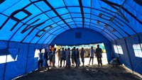 Tenda tersebut juga dilengkapi dengan ventilasi dan alas agar para pengungsi tidak tidur di atas tanah.