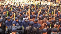 Seusai memanjatkan syukur, 777 orang berpakaian adat Jawa maju satu persatu untuk mengambil air dengan sebilah lodong (tempat air dari bambu).