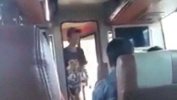 Pengamen tersinggung karena ucapan penumpang yang tak memberikan uang