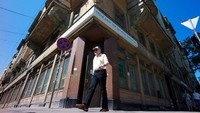 Rumah Pojok, begitulah orang-orang Latvia mengenalnya. Bangunan ini dahulu sangat ditakuti, karena di sinilah para agen rahasia ataupun mata-mata KGB dari Rusia bermarkas. Dibangun pada 1912, gedung bergaya Art Nouveau ini pun masih kokoh berdiri hingga sekarang (AFP)