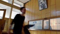 Beberapa koridor di dalam gedung di cat putih untuk menghindari kesan seram. Beberapa instalasi seni juga dipasang agar traveler bisa melihat bahaya kekuasaan negara saat itu yang disalahgunakan untuk menekan rakyat Latvia. Meskipun kelam, tetapi turis tetap kagum akan Rumah Pojok (AFP)